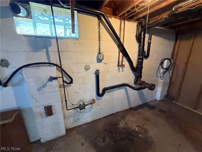 Building Photo - 2024 Delaware Dr SE