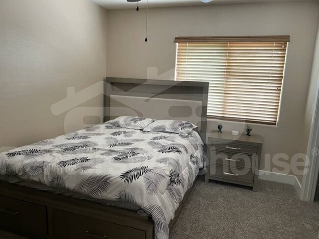 Building Photo - 2328 W Skinner Dr