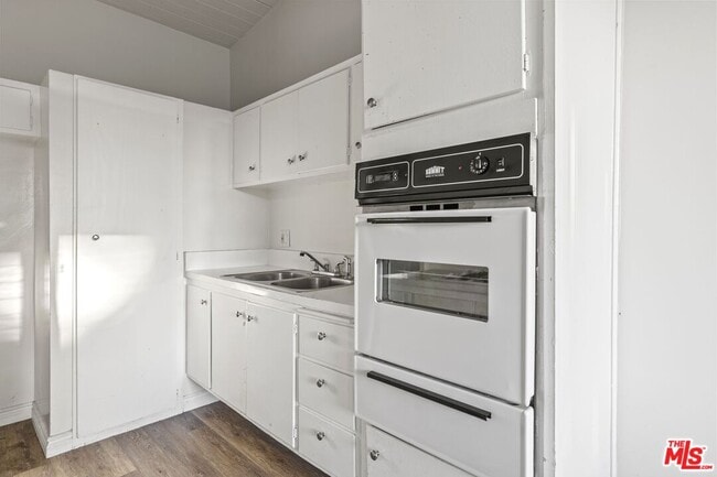 Building Photo - 11131 Rose Ave