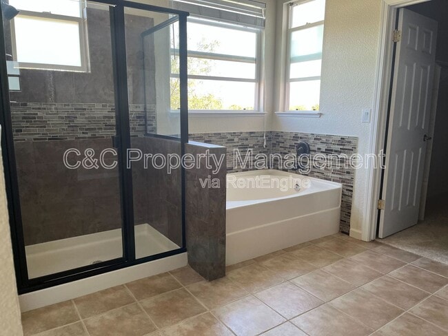 Building Photo - 4020 Crescent Ct