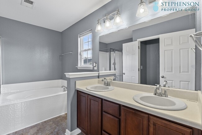 Building Photo - Freshly Remodeled 5 Bedroom with Primary B...
