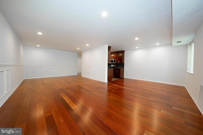Building Photo - 1640 Oakwood Dr