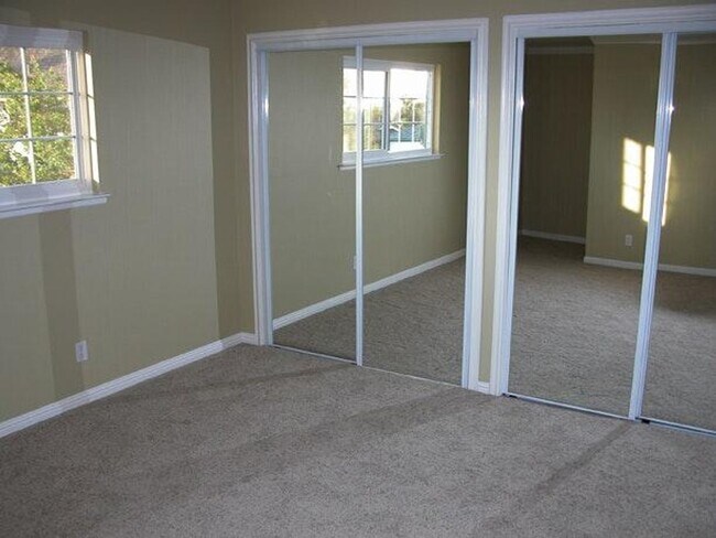 Building Photo - 485 Meadowbrook Dr