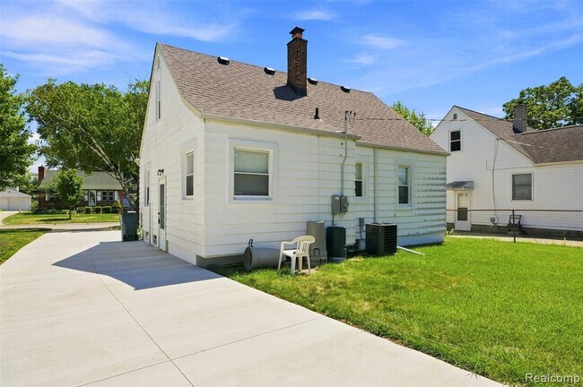 Building Photo - 100 S Custer Ave