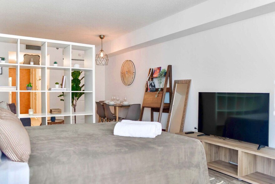 Building Photo - 1 SE 12th St