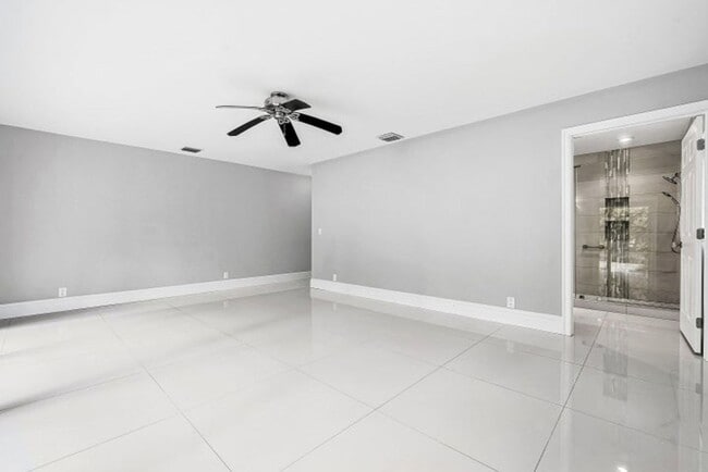 Building Photo - 417 N Country Club Dr