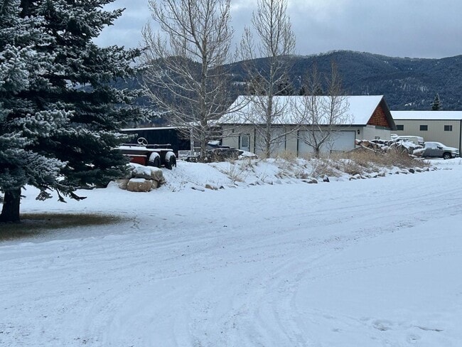 Building Photo - Beautifully upgraded 3 BR 2Ba with W/D and Shop/Garage in back.