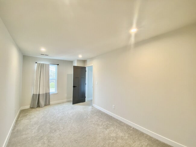 Building Photo - GORGEOUS TOWNHOME IN SOUTH PARK