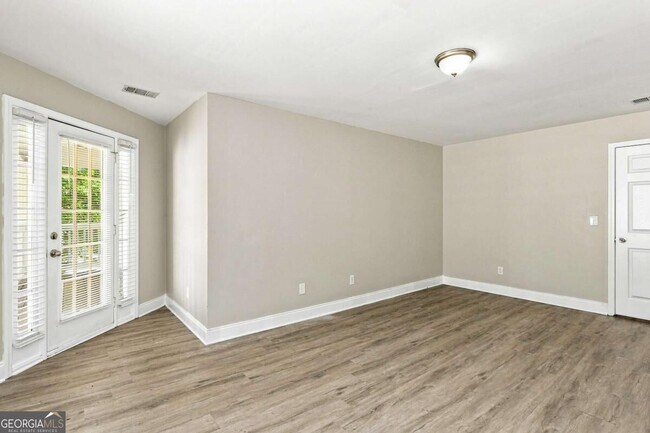 Building Photo - 990 Lena St NW