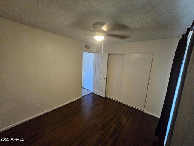 Building Photo - 513 N Apache Dr