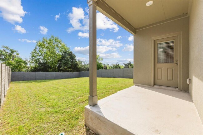 Building Photo - 913 Legends Ln