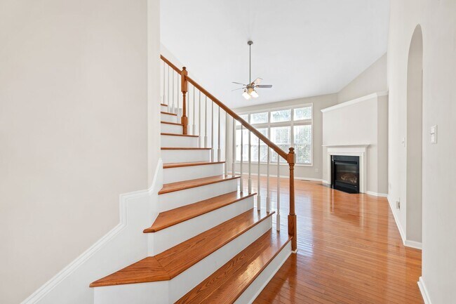 Building Photo - Beautiful 5 Bedroom Home in Dansforth Neig...