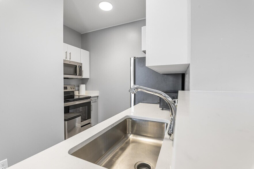 Building Photo - 95 Broadway