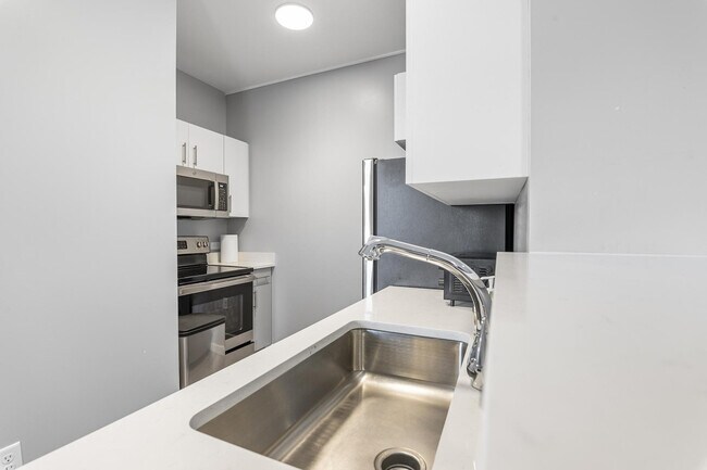 Building Photo - 95 Broadway-SI ID1240370P