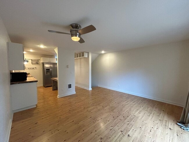 Building Photo - 2 Bed 1.5 Bath Townhouse ~ Fully Fenced Ba...