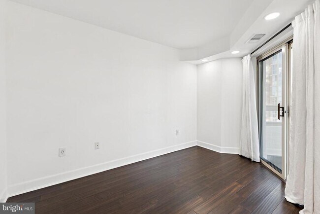 Building Photo - 2151 Jamieson Ave