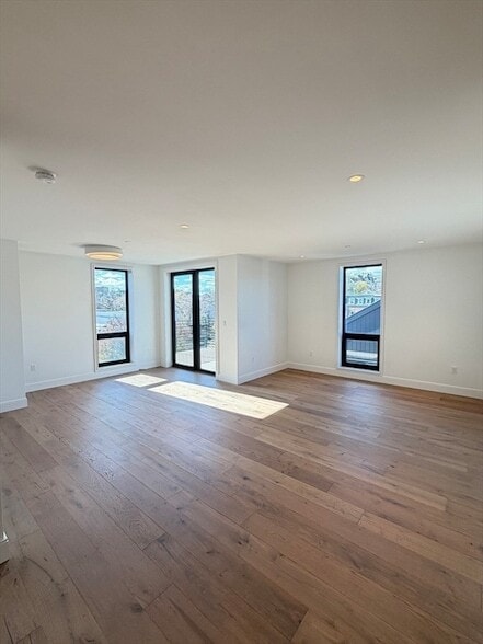 Building Photo - 1121 Dorchester Ave