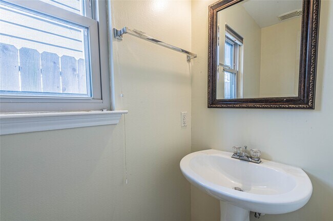 Building Photo - 6630 Bluebottle Ln