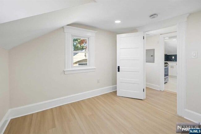 Building Photo - 101 2nd St