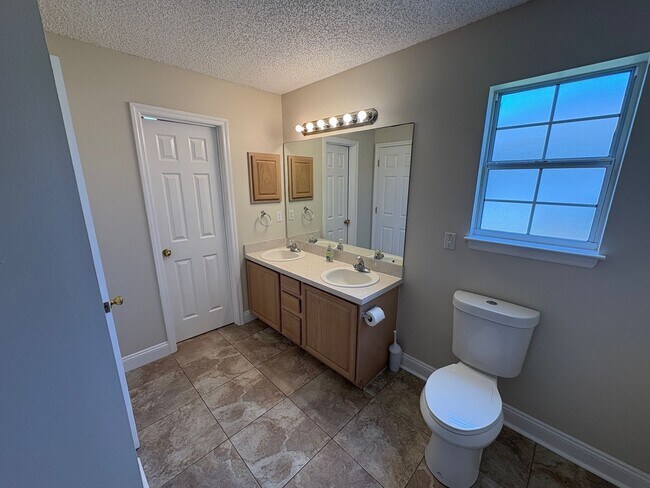 Building Photo - 3 Bedroom, 2 Bathroom Single Family Residence