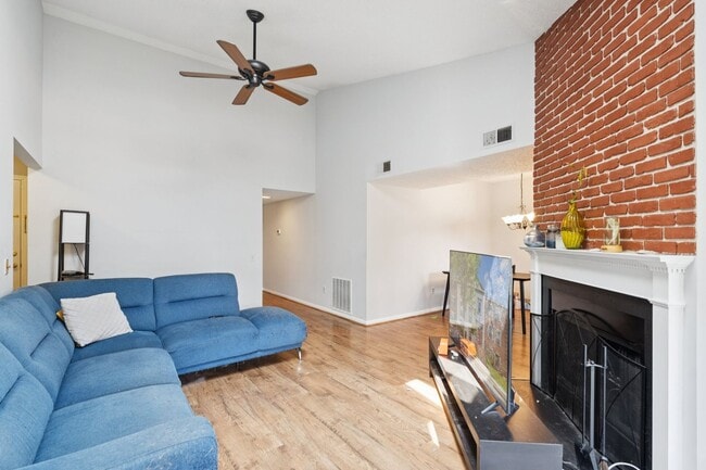 Building Photo - Set in the charming Hunters Square communi...