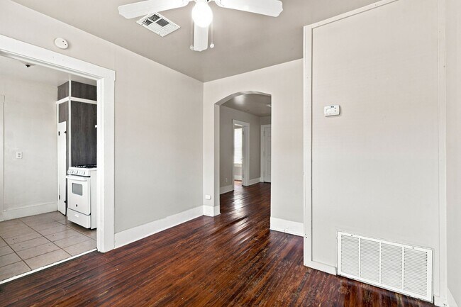 Building Photo - 1549 E 10th St