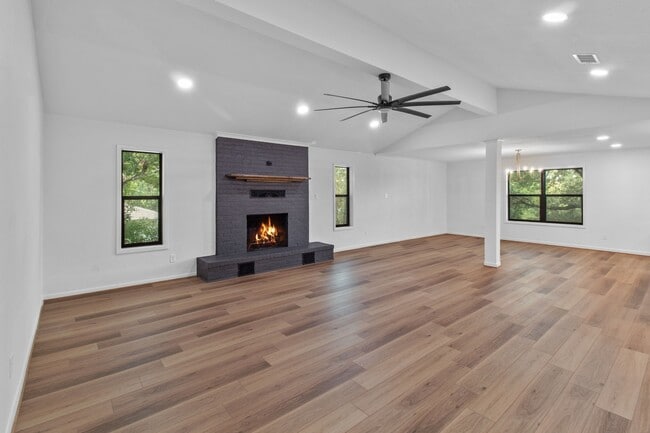 Building Photo - 128 Schooner