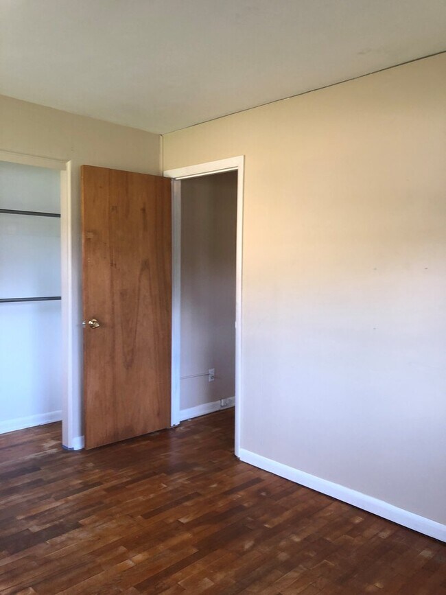 Building Photo - 4 Bed 1 Bath Home | Pet Friendly | Washer ...