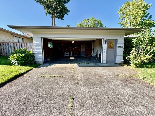 Building Photo - Spacious, Remodeled 5bd/3bath Cherry Park Home with Large Fenced Garden and Finished Basement
