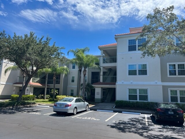 Third floor corner residence- very private - 23660 Walden Center Dr