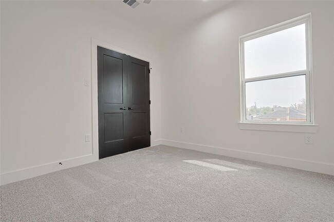 Building Photo - 7918 Parnell St