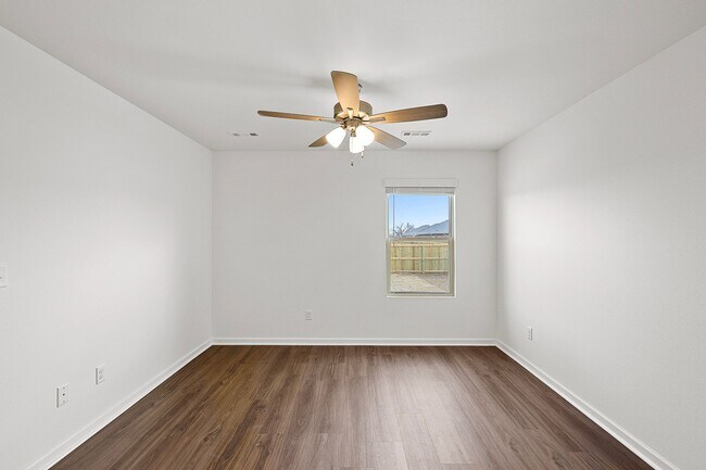 Building Photo - New Beginnings Start At AMRR: 4 bedroom / 2 bath in Apple Crossing!