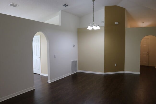 Building Photo - 132 King Arthur Ct