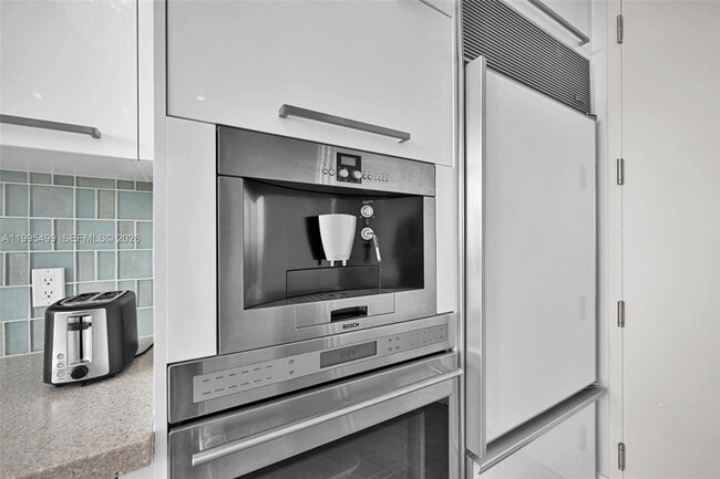 Building Photo - 15901 Collins Ave