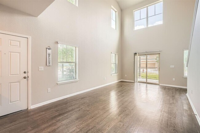 Building Photo - 516 E Slaughter Ln