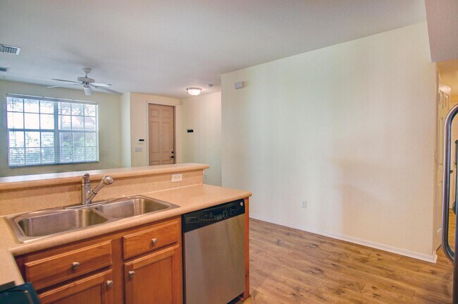 Building Photo - 1020 E Longport Cir