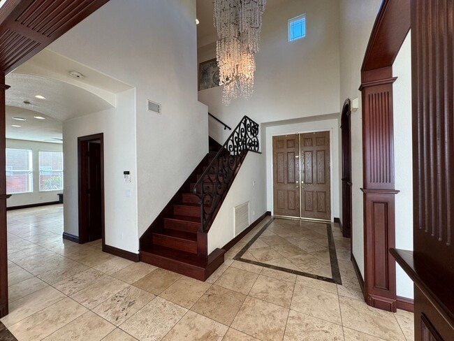 Building Photo - 5 Bedroom Luxury home