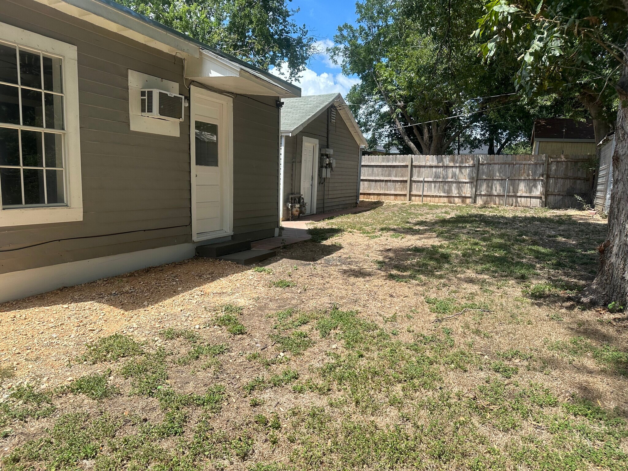 Building Photo - 311 Glamis Ave