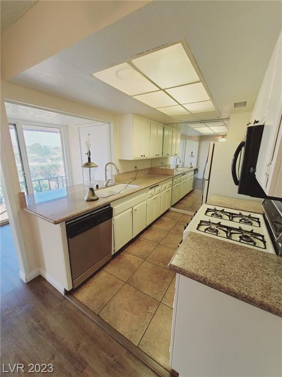 Building Photo - 1390 E Vegas Valley Dr