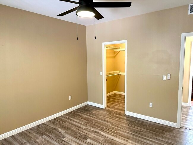 Building Photo - Stunning and spacious Portofino condo at Lakewood.