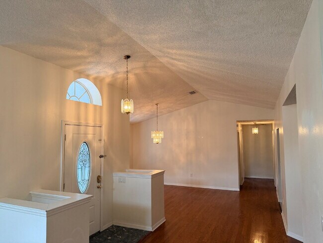 Building Photo - Large Fenced Yard!  Rainbow Woods Home For Rent