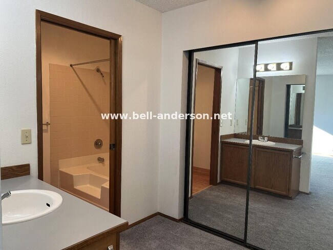 Building Photo - 2 Bedroom, 2 bath condo