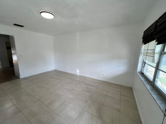 Building Photo - 3321-3321 Grove Rd