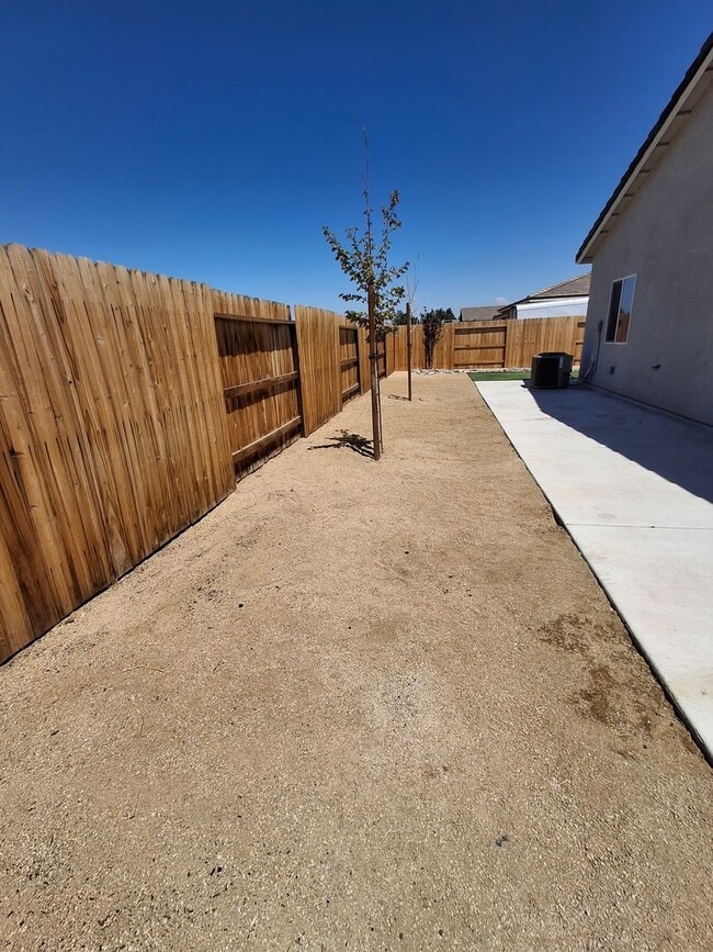 Building Photo - Newer 4 Bedroom Home, 3 car garage