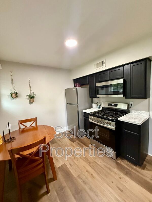 Building Photo - 1824 Rosemond Ave