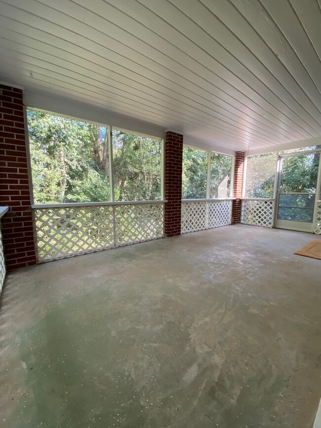 Building Photo - 1215 Buckingham Dr