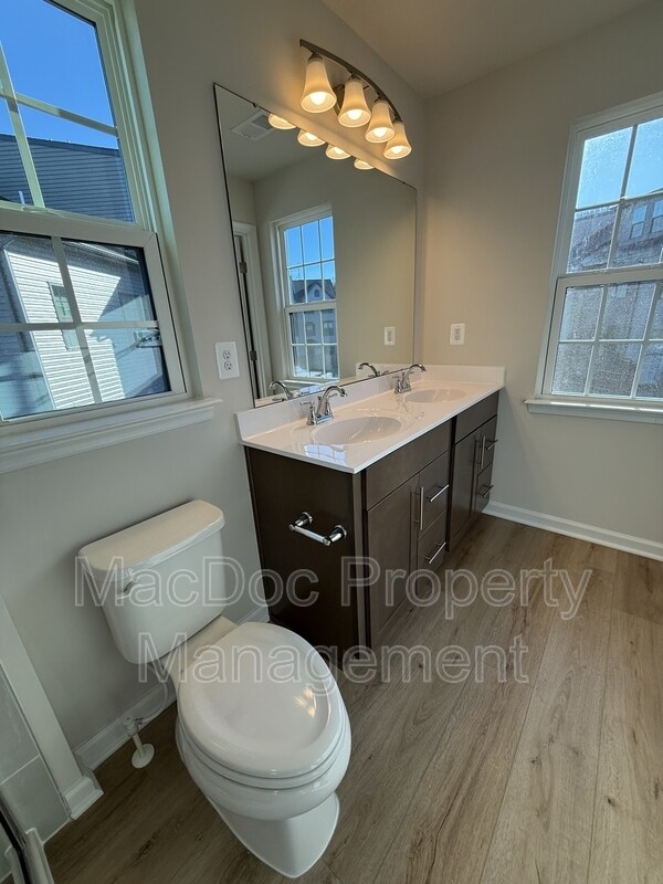 Building Photo - 1100 Rampart Dr