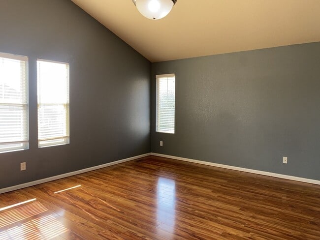 Building Photo - Beautiful 2-Story home near Ft Collins Country Club with easy access to I-25.