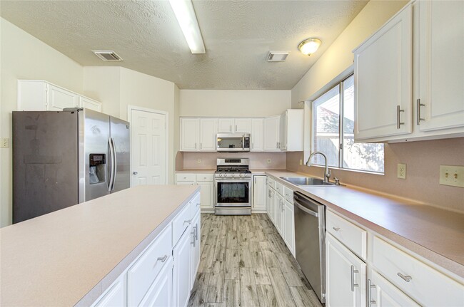 Building Photo - 13030 Richmond Ave