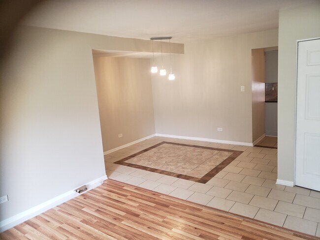 Building Photo - 9385 Bay Colony Dr